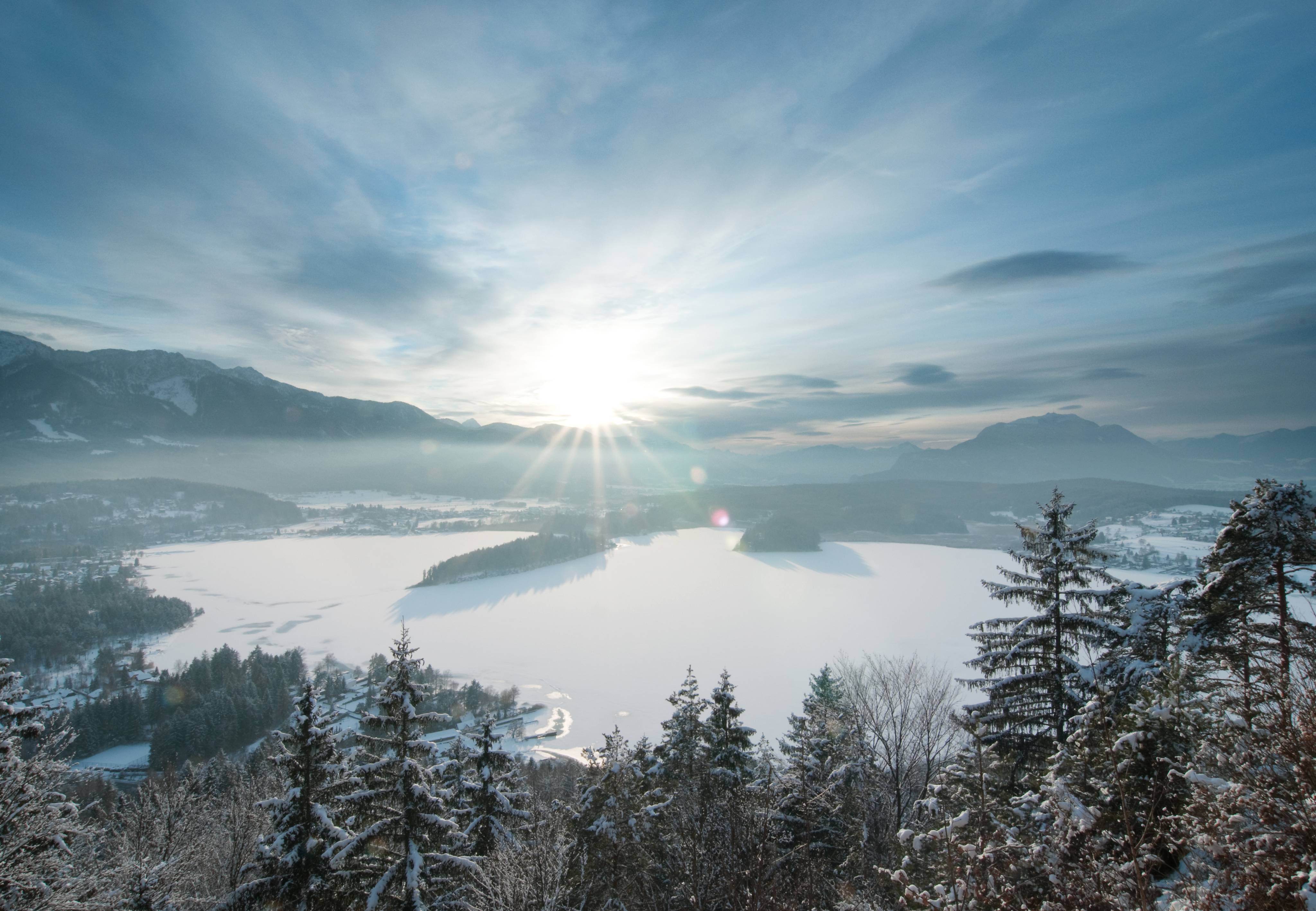 Blick auf den Faaker See im Winter