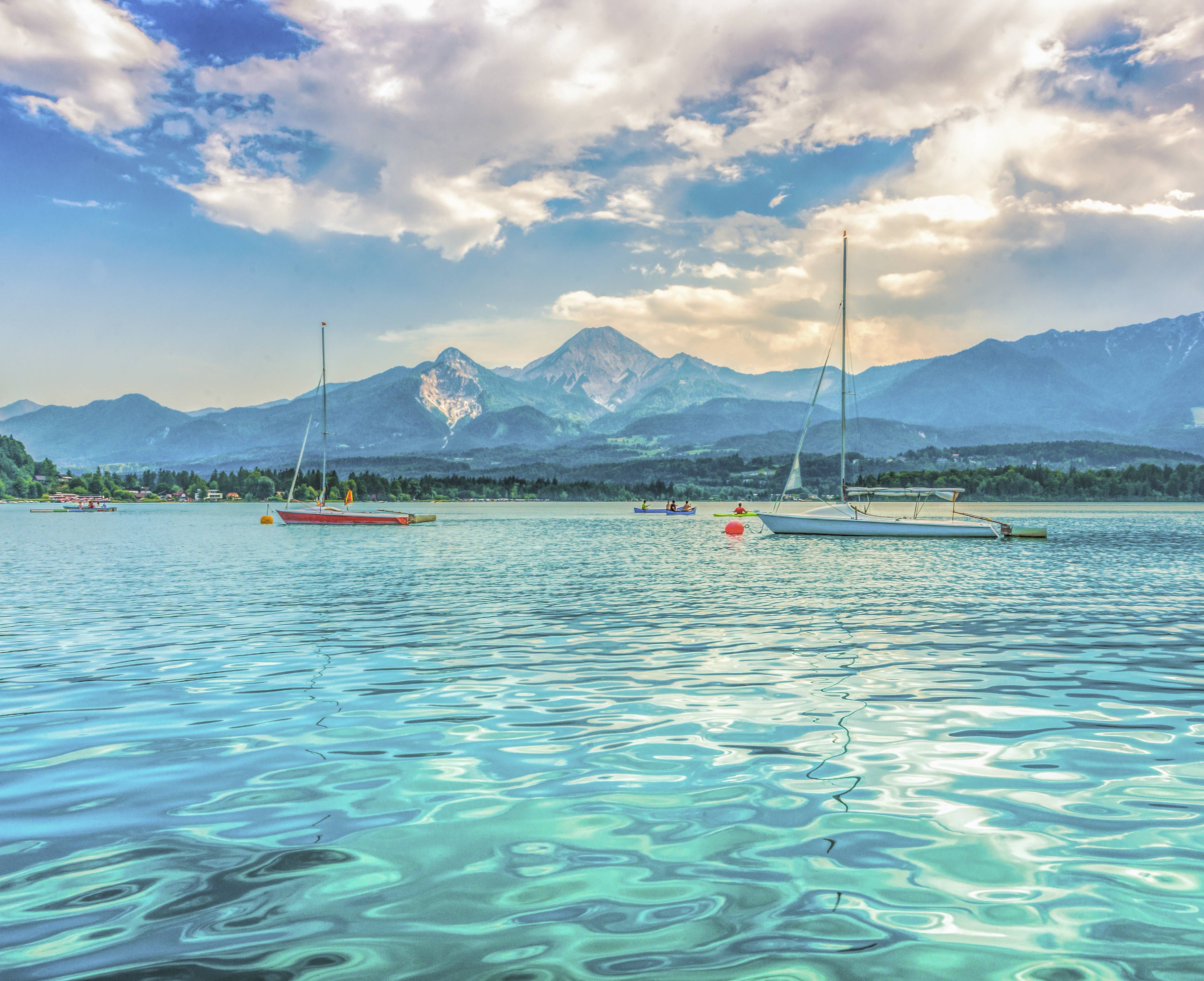 Blaues Wasser im Faaker See mit Segelbooten