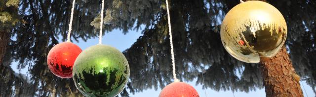 Weihnachtskugeln hängend in einer Tanne