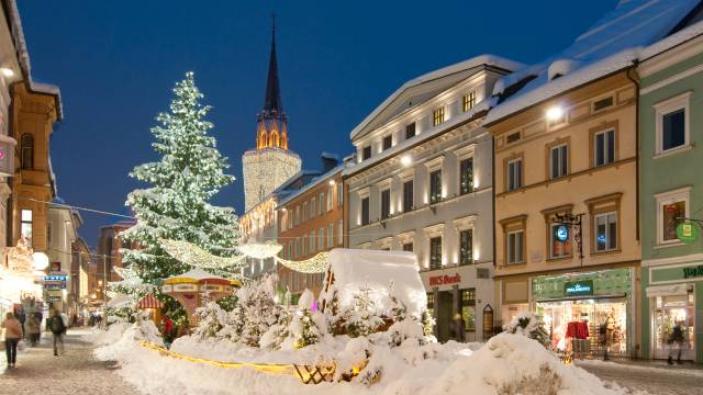 Villach im Winter mit Lichterketten und Beleuchtung