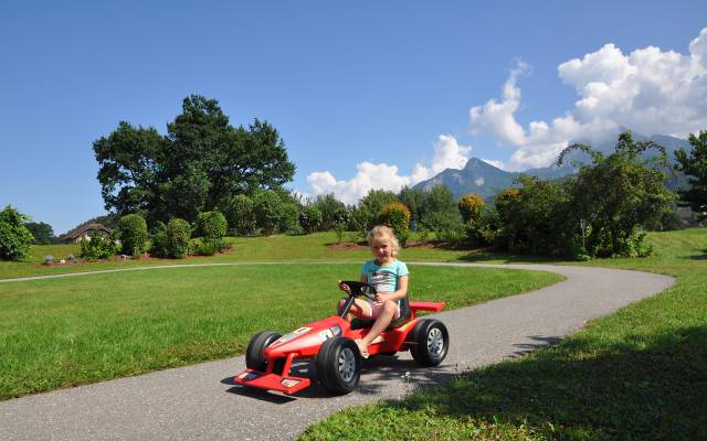 Mädchen fährt kinderfreundliches Rennauto