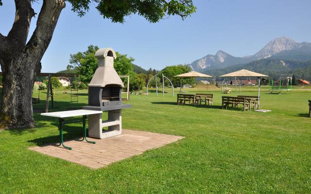 Großer Grillplatz mit Sitzmöglichkeiten und Bergblick