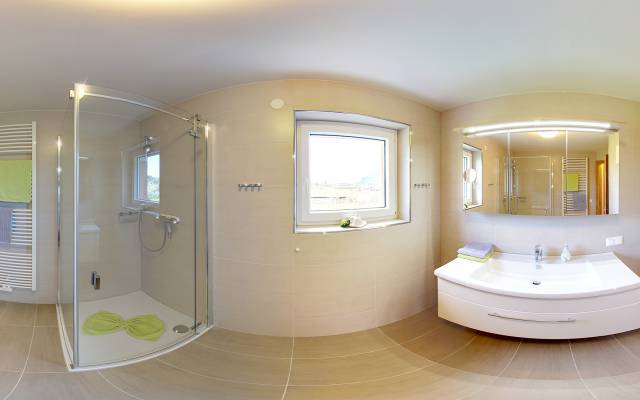 Modernes Badezimmer mit hellen Fließen