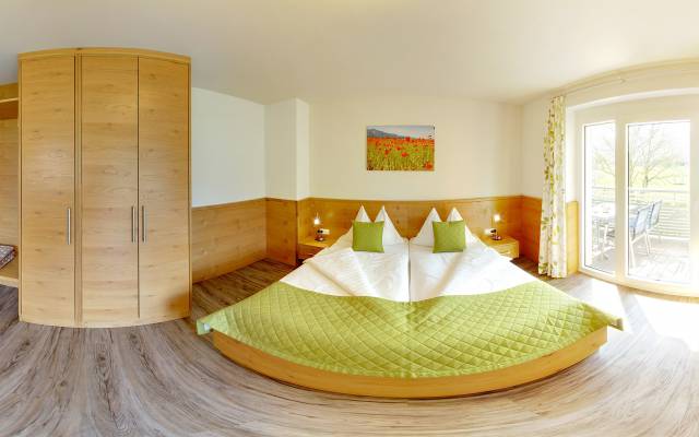 Doppelzimmer mit Balkon und Holzelementen