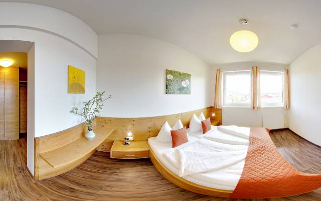 Doppelbett im Hotelzimmer in Faak am See