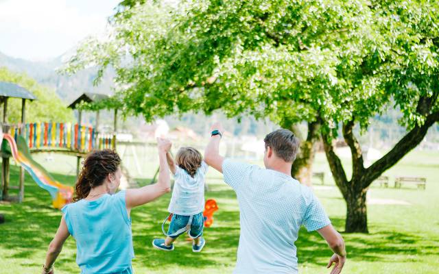Familienurlaub am Karglhof - Eltern heben Kind die Luft
