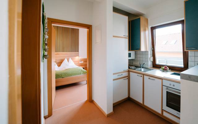 Küche in der Unterkunft am Karglhof mit Zugang zum Schlafzimmer