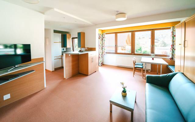 Wohnzimmer mit TV und Essbereich