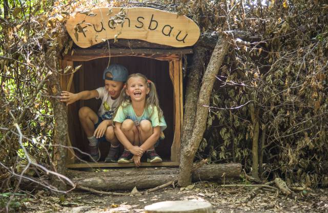 Kinder haben Spaß beim Spielen im Wald