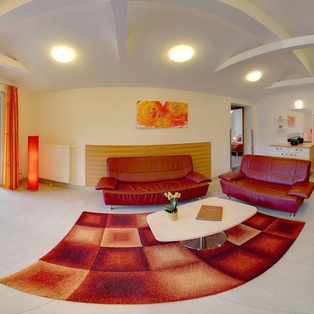 Roter Teppich mit rotem Sofa im Wohnzimmer