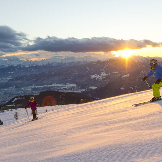 Skifahren in Kärnten - Skifahrer fährt die Piste hinunter