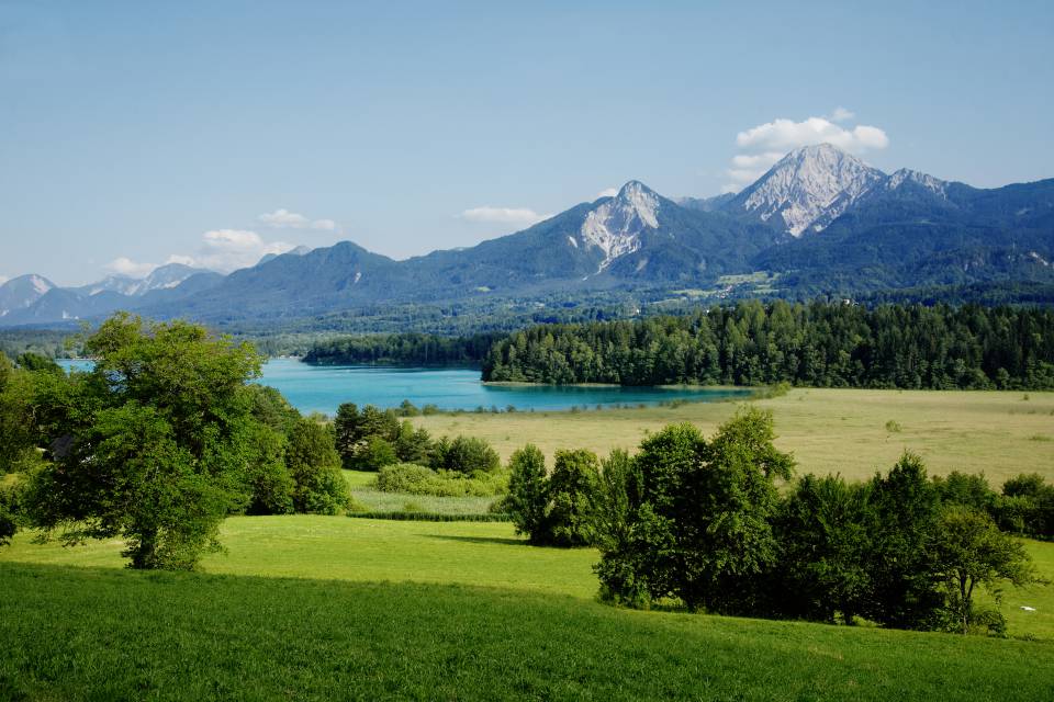 Berglandschaft am Faaker See und grünen Wiesen