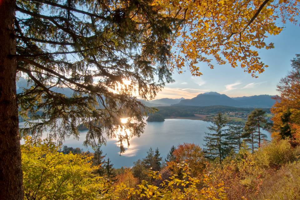 Herbstlicher Ausblick auf den Faaker See