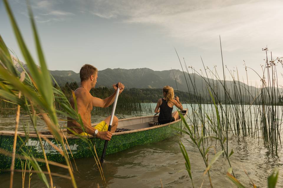 Paar beim Paddeln auf dem Faaker See