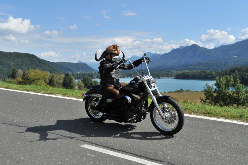 Person auf Motorbike fährt eine Straße entlang