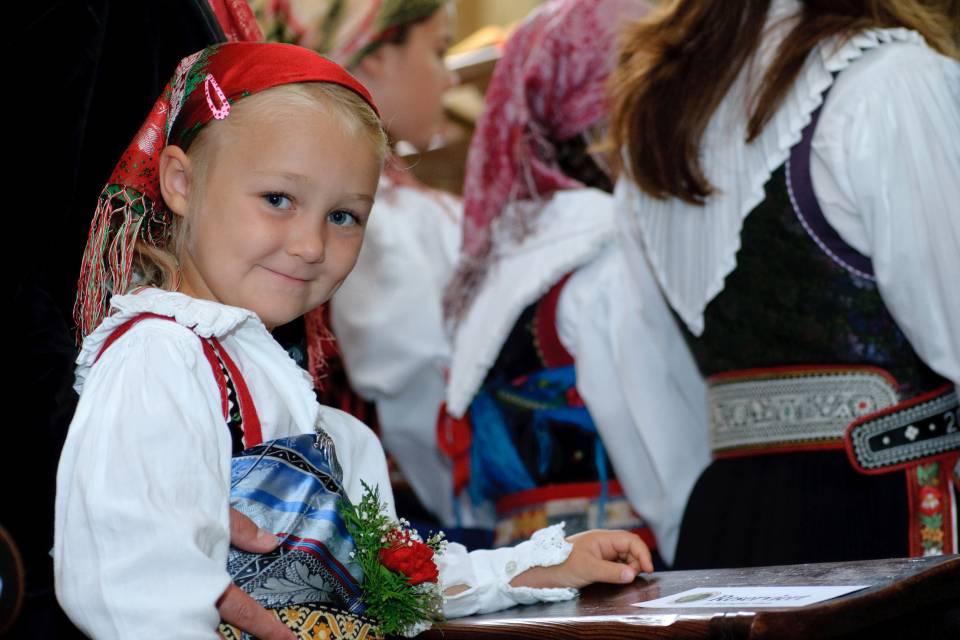 Kind in Tracht