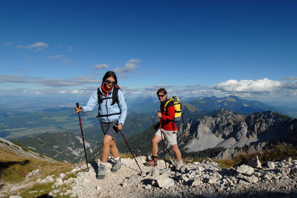 Paar bei einer Gipfelwanderung in Kärnten