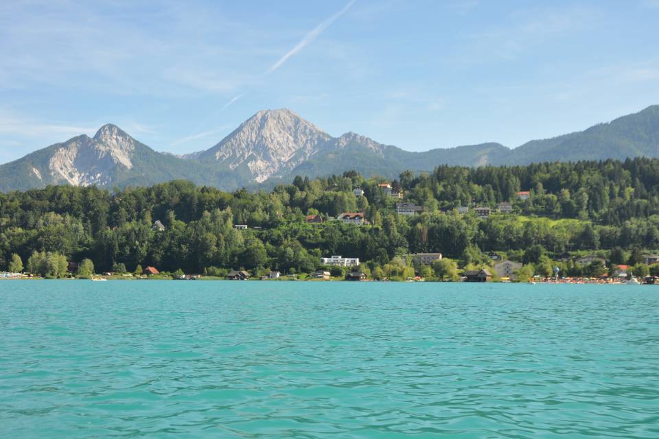 Blaues Wasser am Faaker See mit Bergblick