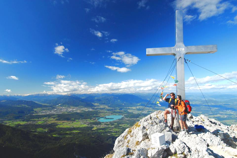 Bergkreuz mit Ausblick auf das Tal mit Faaker See