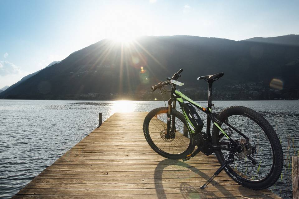 E-ike auf Steg am Faaker See