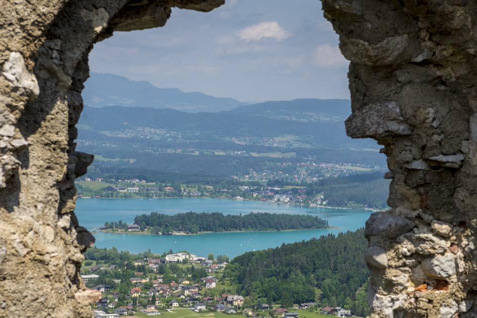 Steintor mit Blick auf den Faaker See